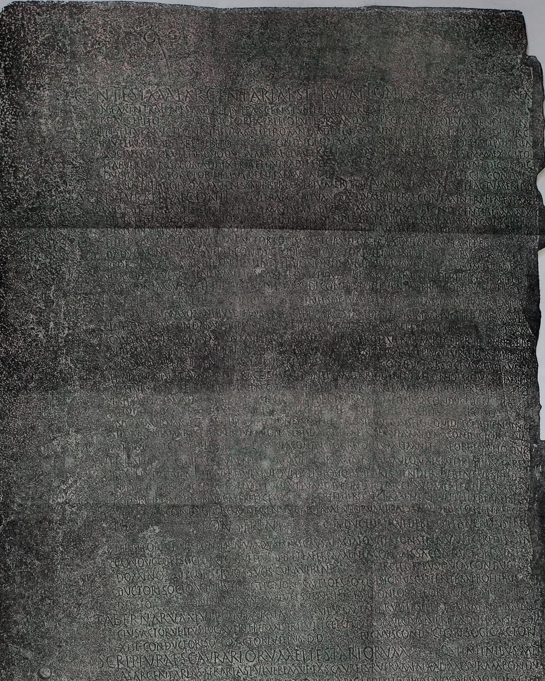 A tábua de bronze de Aljustrel na estampa 2 da memória de Estácio da Veiga, A tabula de bronze de Aljustrel lida, deduzida e commentada em 1876 (Lisboa, Academia Real das Sciencias, 1880): uma lâmina com 78,5 cm de altura, gravada nas duas faces (Internet Archive, exemplar do Getty Research Institute, domínio público).