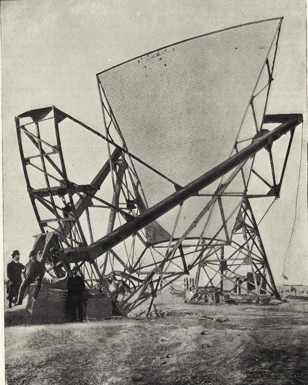 O pirelióforo em página inteira na revista Serões, 1905 (Serões, 2.ª série, vol. 1; Getty Research Institute / Internet Archive, domínio público).