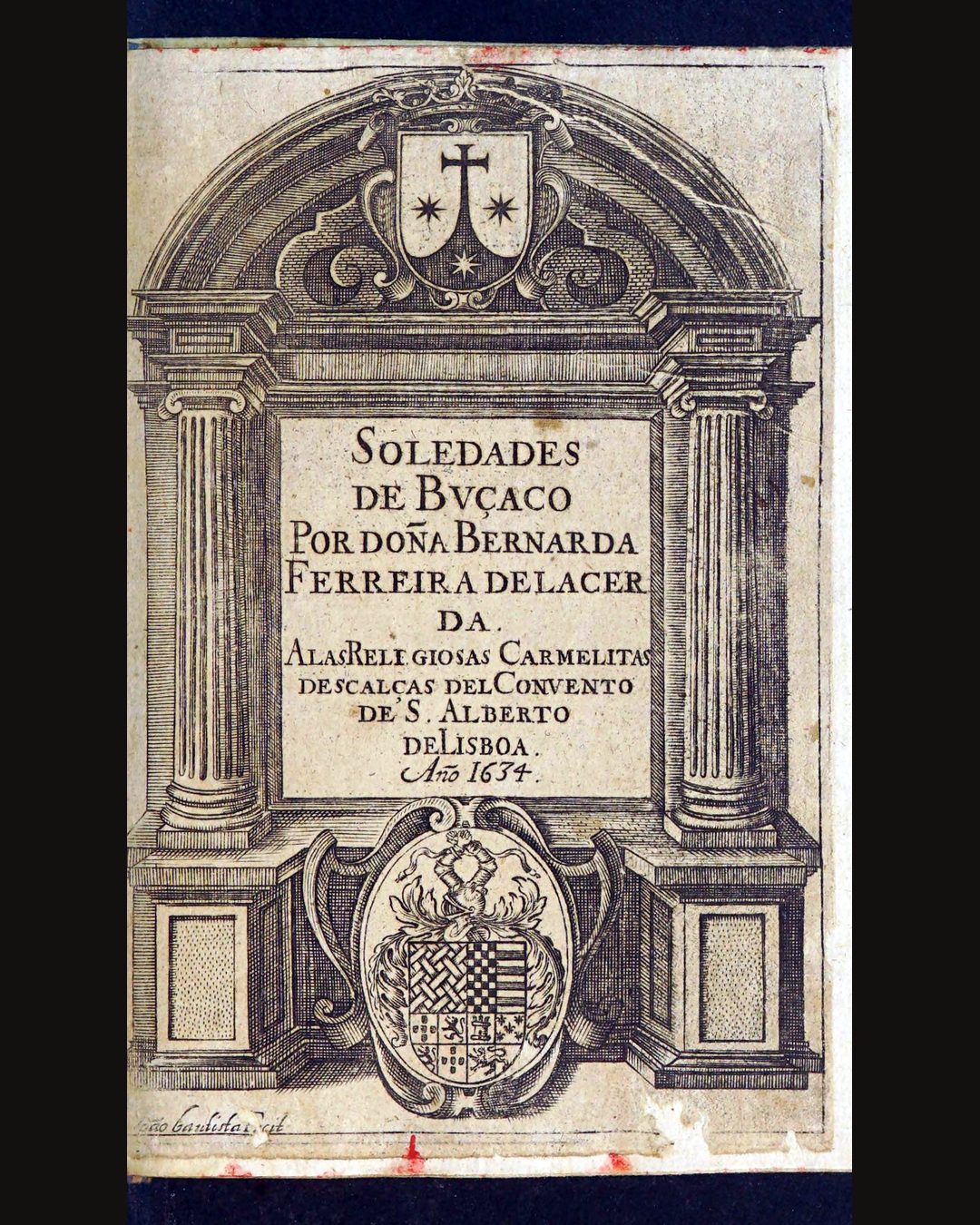 O frontispício gravado das «Soledades de Buçaco», impressas em Lisboa em 1634: o emblema do Carmo no alto, as armas de Bernarda Ferreira de Lacerda no cartouche em baixo. (Johns Hopkins University Sheridan Libraries / Internet Archive.)