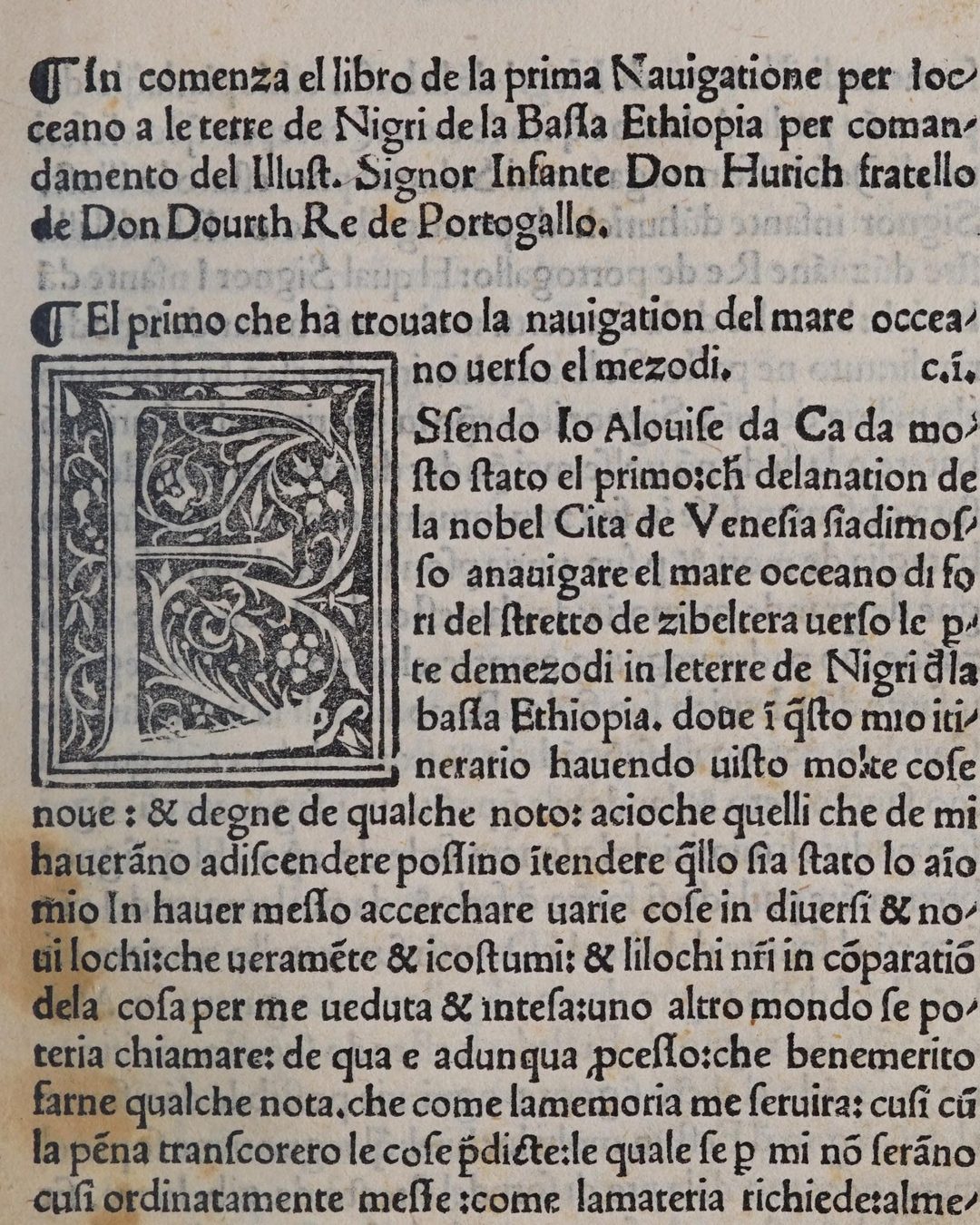 Primeira página do relato de Cadamosto na edição de Vicenza, 1507: «Essendo io Alouise da Ca da Mosto», ao serviço do «Infante Don Hurich» (Paesi novamente retrovati, Internet Archive, domínio público).