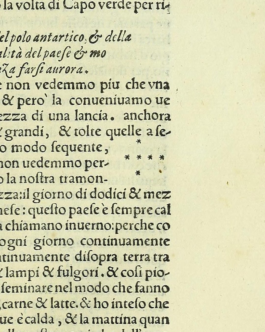A página de Ramusio, edição de 1588: na margem, as seis estrelas em cruz, desenhadas junto ao passo em que Cadamosto as julga «il carro dell'ostro» (Navigationi et Viaggi, vol. I, Veneza, 1588, Internet Archive, domínio público).