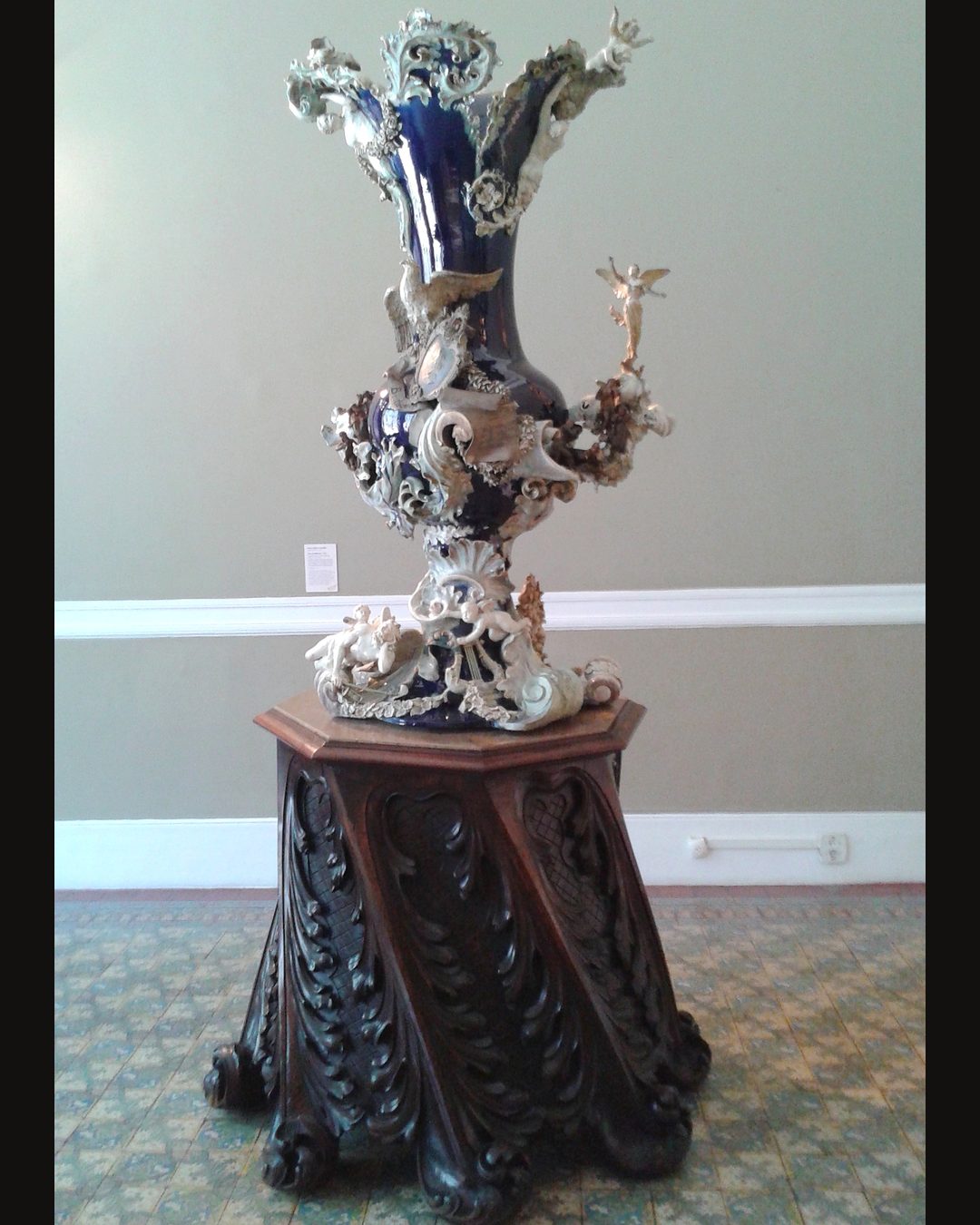 A Jarra Beethoven sobre o pedestal de madeira escura, no Museu Nacional de Belas Artes, no Rio de Janeiro. (Fotografia de Dornicke, Wikimedia Commons, CC BY-SA 4.0)