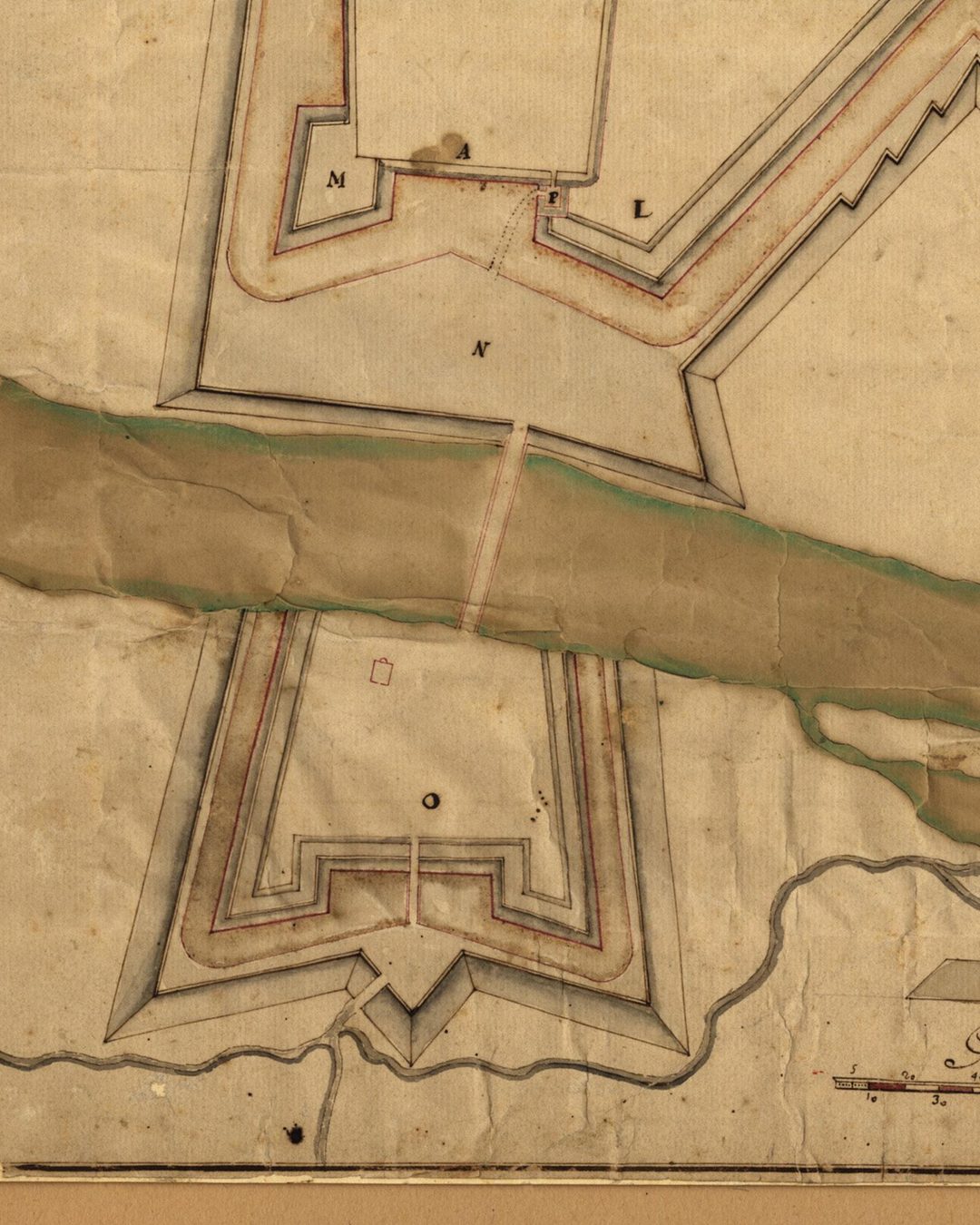 Planta da Praça de Chaves, provavelmente do começo do século XVIII: a ponte atravessa o Tâmega entre a vila e a margem sul (Biblioteca Nacional de Portugal, domínio público).