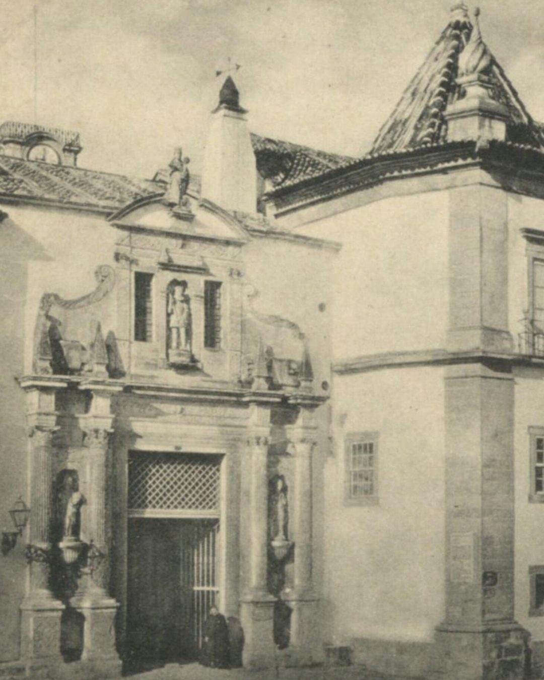 Entrada da Universidade de Coimbra, postal de c. 1902; não mostra o gabinete de 1896. (Biblioteca Nacional de Portugal, domínio público)
