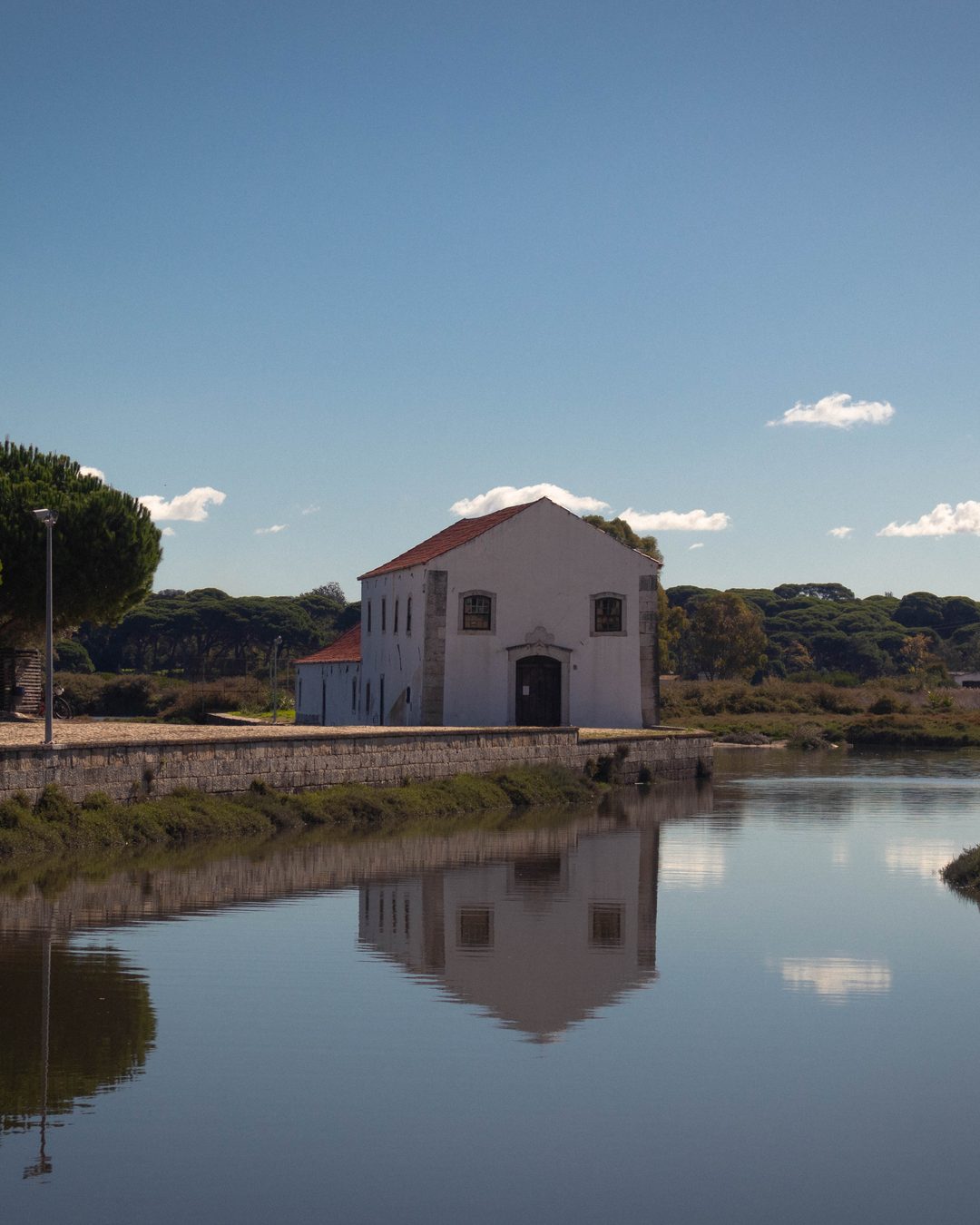 O Moinho de Maré de Corroios no seu esteiro, em 2024. Fotografia de AndreBP 22EPI (CC BY-SA 4.0), Wikimedia Commons.