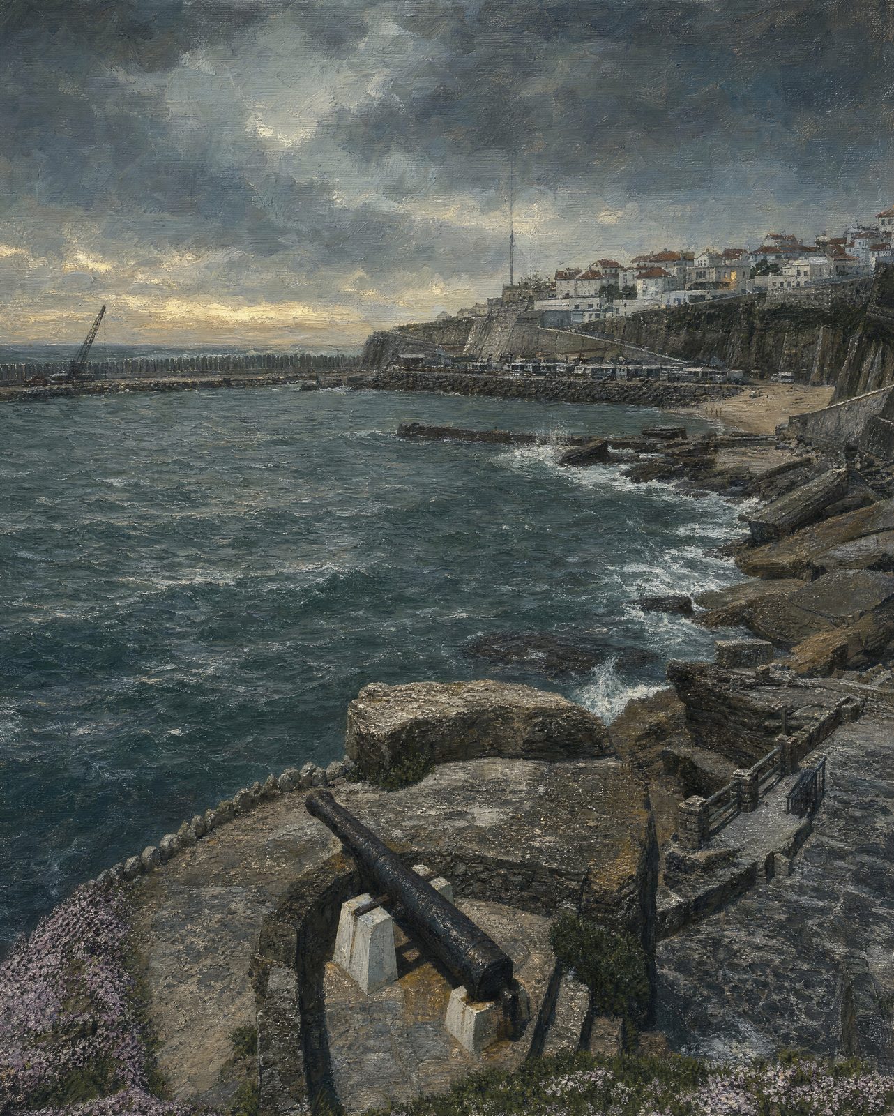 A Ericeira sobre as suas ribas. Foi daqui — do mesmo miradouro de onde a vila viu de tudo — que, na madrugada de 1 de maio de 1947, se ouviram os gritos no mar.
