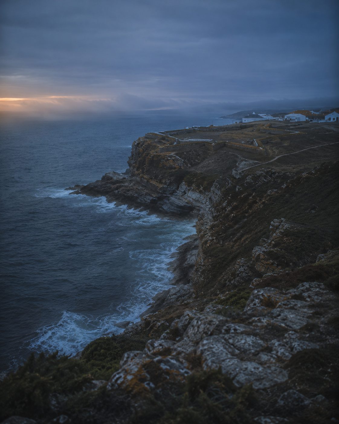 A poucos quilómetros a sul da Ericeira, numa gruta junto a São Julião, vivia o homem que se diria rei.