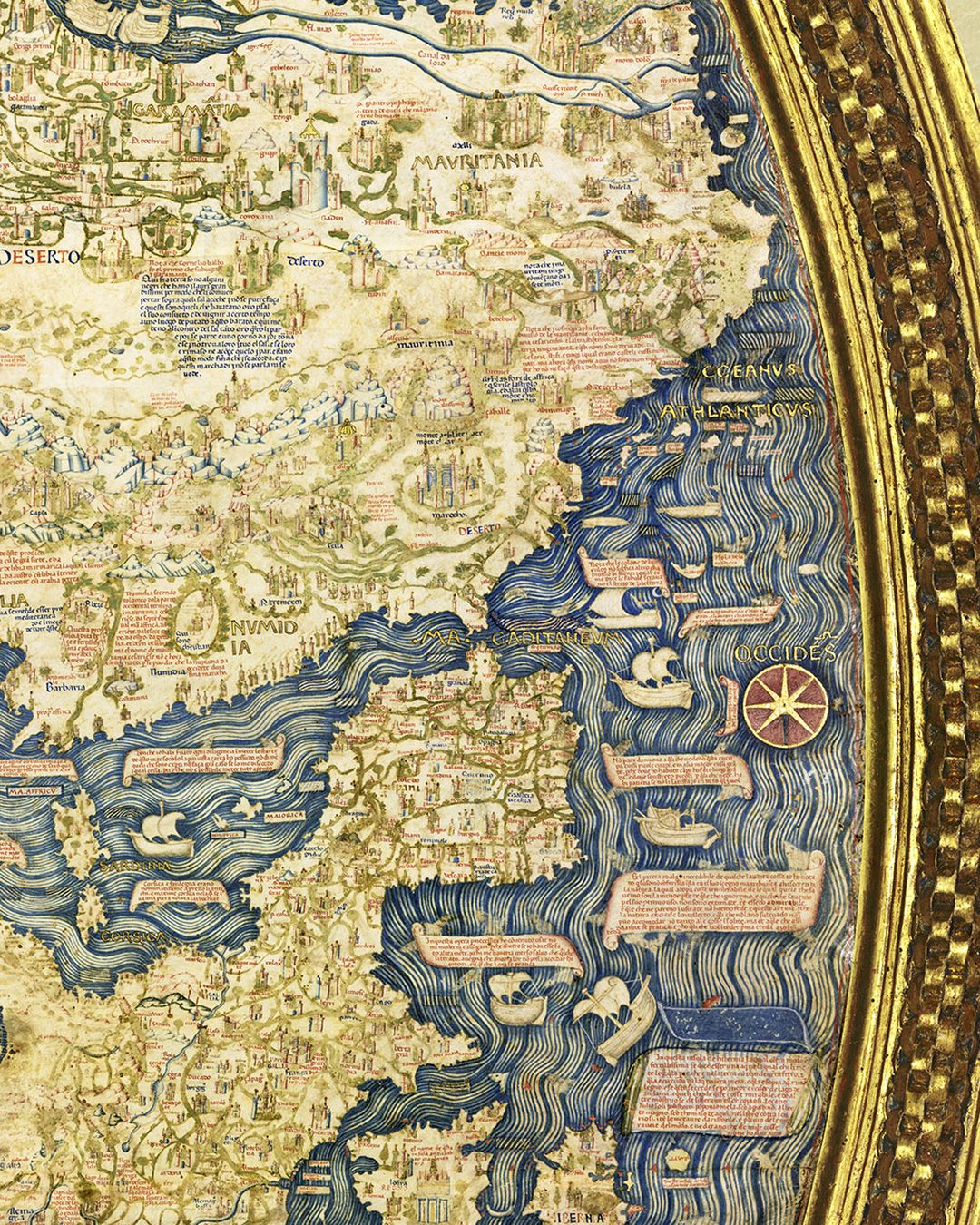 Pormenor do mapa de Fra Mauro: a Península Ibérica, o estreito de Gibraltar, o «Oceanus Athlanticus» com os seus navios e a costa ocidental de África a subir para o sul, que no mapa fica em cima (Biblioteca Nazionale Marciana; reprodução em domínio público).