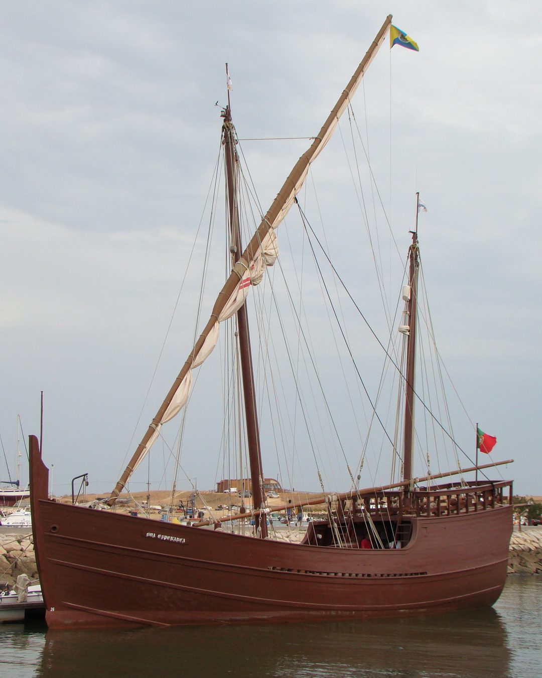 A caravela «Boa Esperança», réplica aproximada das caravelas dos Descobrimentos, em Lagos. Fotografia de Lacobrigo (CC BY-SA 3.0).