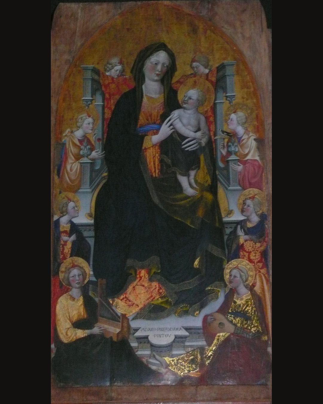«Madona com o Menino e anjos», tábua de Álvaro Pires de Évora na igreja de Santa Croce in Fossabanda, perto de Pisa, século XV. (Fotografia de Humanae litterae, Wikimedia Commons, CC BY-SA 3.0)