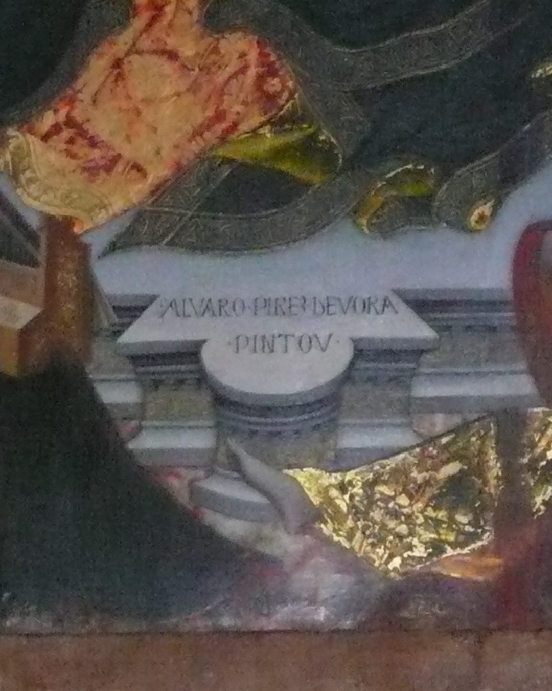 Pormenor da inscrição na tábua de Santa Croce in Fossabanda: «Álvaro Pirez d'Évora pintou». (Fotografia de Humanae litterae, Wikimedia Commons, CC BY-SA 3.0)