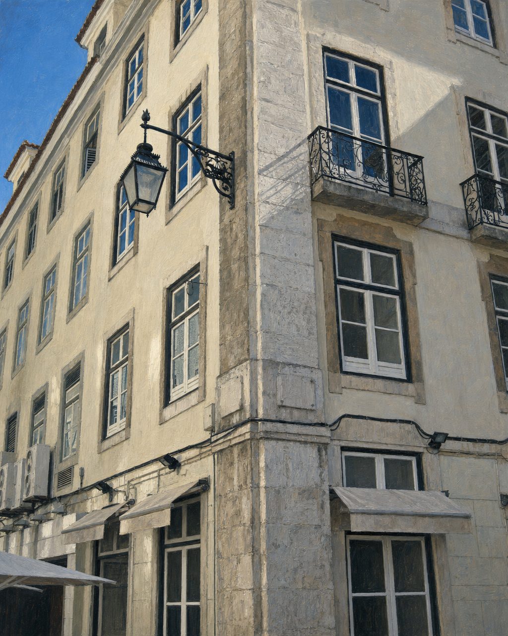 A esquina pombalina hoje, com o cunhal de pedra maciça a subir toda a altura do edifício — uma das disposições impostas na reconstrução, a par de manter as janelas afastadas dos cantos. Pintura a partir de uma fotografia real do local.