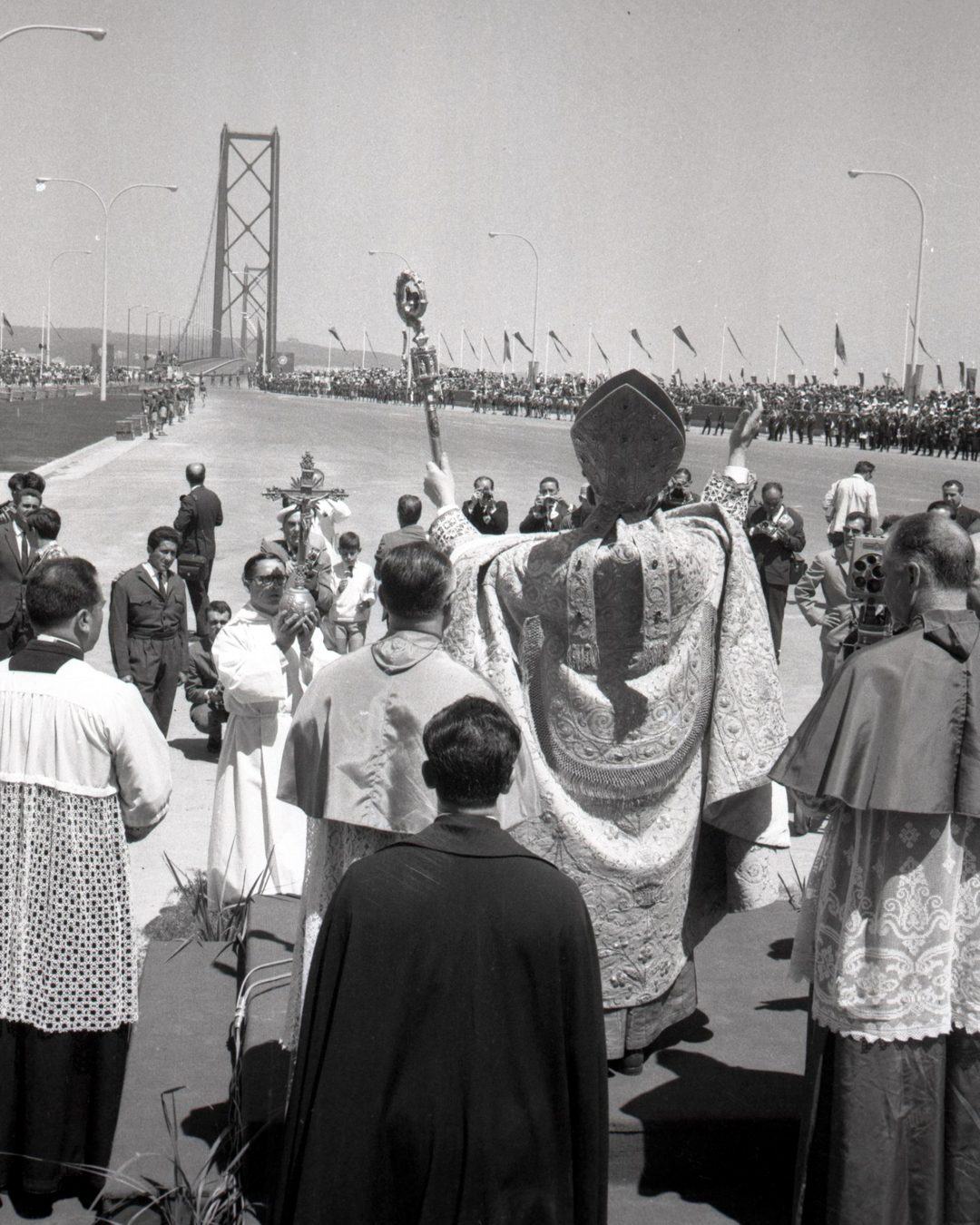 O Cardeal Patriarca benze a ponte na inauguração, a 6 de agosto de 1966. (Arquivo DN, domínio público)