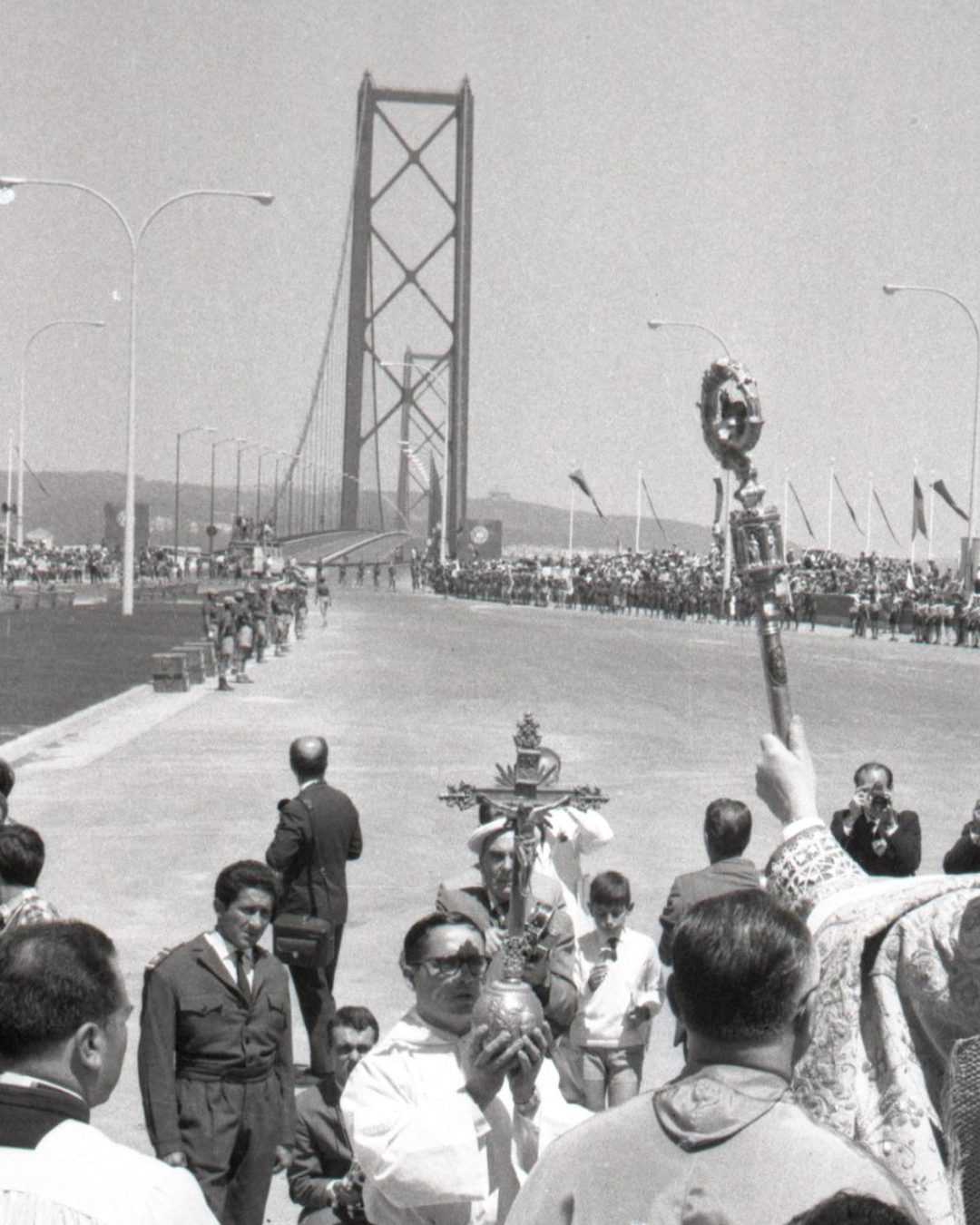 A torre e a multidão na inauguração da ponte, a 6 de agosto de 1966. (Arquivo DN, domínio público)