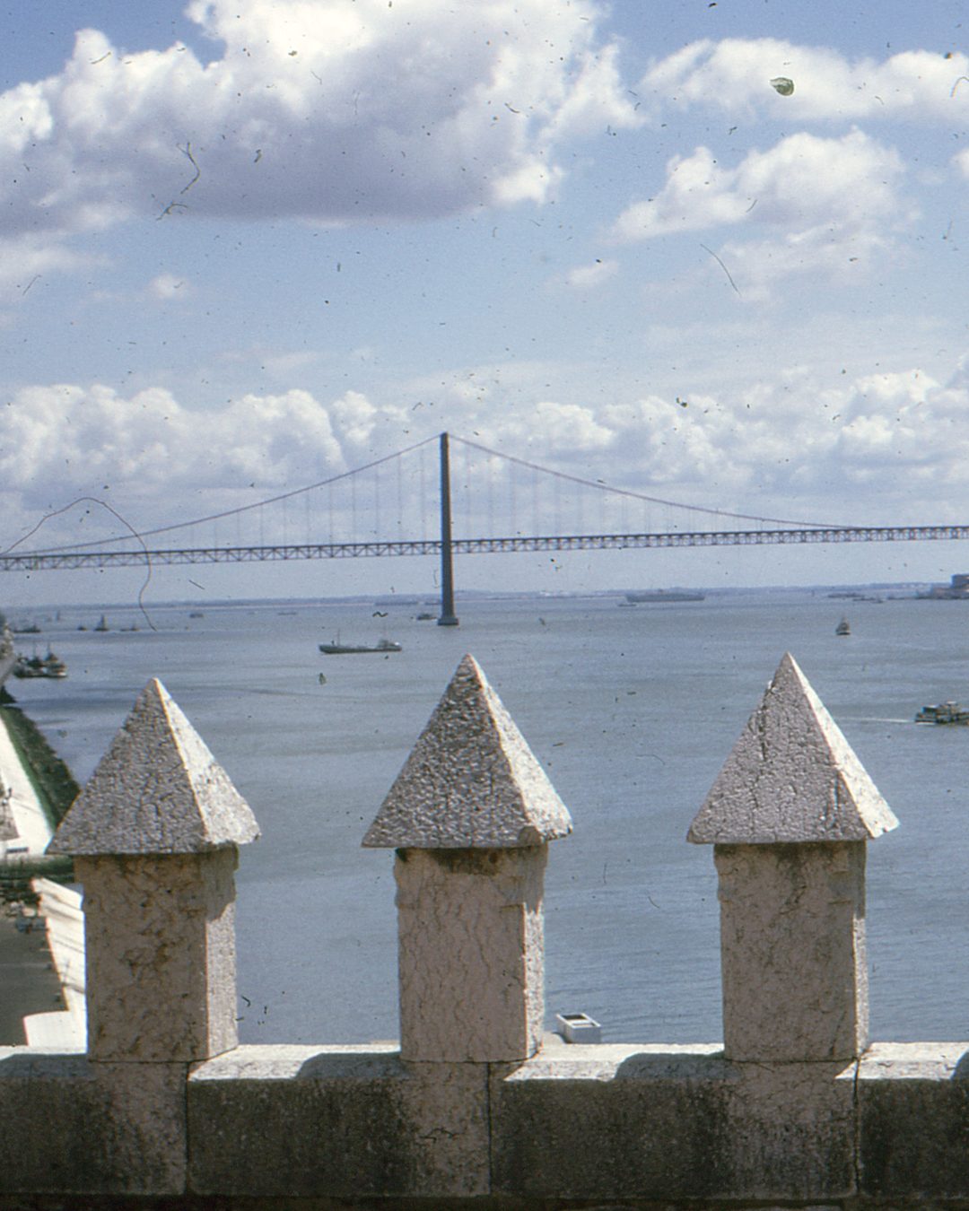 A ponte, vista das ameias da Torre de Belém, a 3 de agosto de 1967. (Fotografia de Daniel Villafruela, Wikimedia Commons, CC BY-SA 3.0)