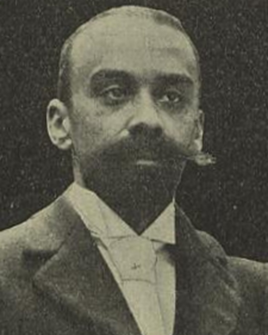 Luís da Câmara Pestana, em retrato de 1899 publicado n'O Occidente, de 20 de novembro. (Domínio público)