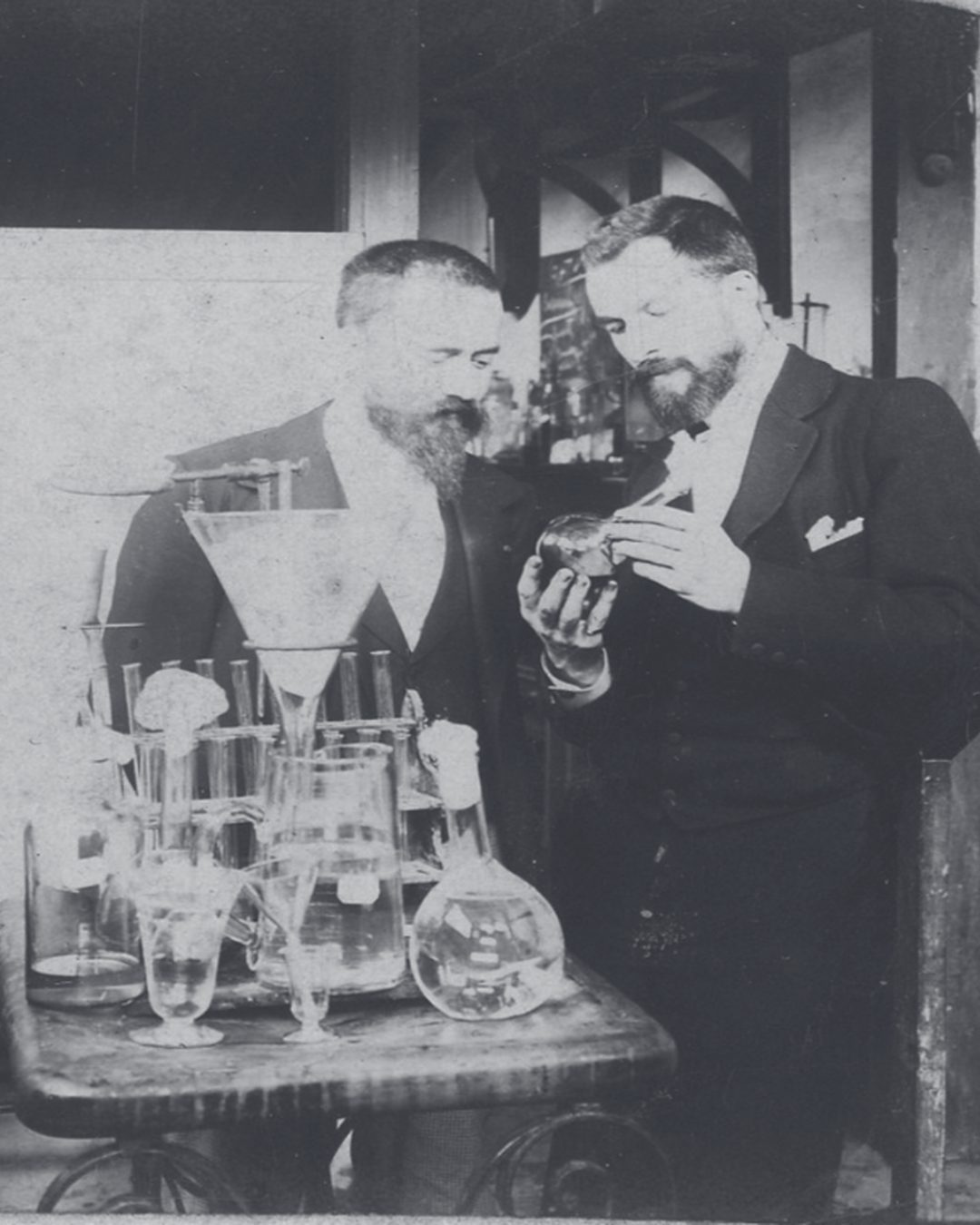 Albert Calmette e Luís da Câmara Pestana no laboratório de bacteriologia do Porto, em 1899. (Fotografia estereoscópica de Aurélio da Paz dos Reis, Museu de História da Medicina Maximiano Lemos, domínio público)