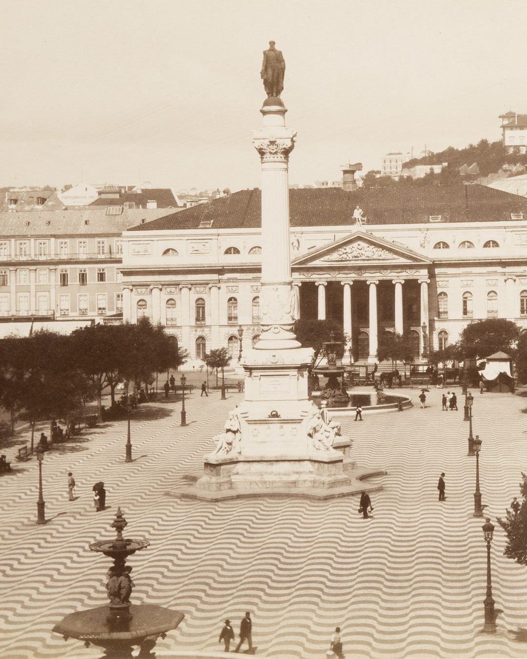 O Rossio, então Praça de D. Pedro, com o empedrado de ondas pretas e brancas na placa, numa fotografia que a família von Hallwyl trouxe de Lisboa em 1895 (Hallwylska museet, Estocolmo, domínio público).