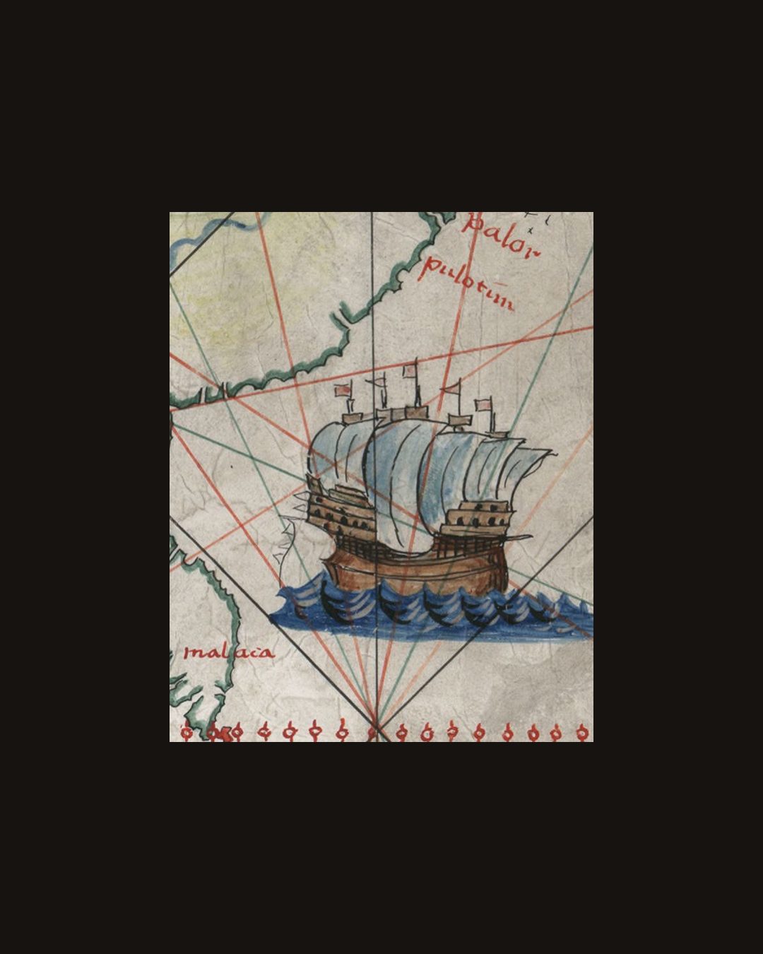 Detalhe de uma carta náutica de cerca de 1519 atribuída a Jorge e Pedro Reinel: uma nau de cinco mastros entre as linhas de rumo, com «malaca» escrito a vermelho no canto inferior esquerdo. Domínio público.