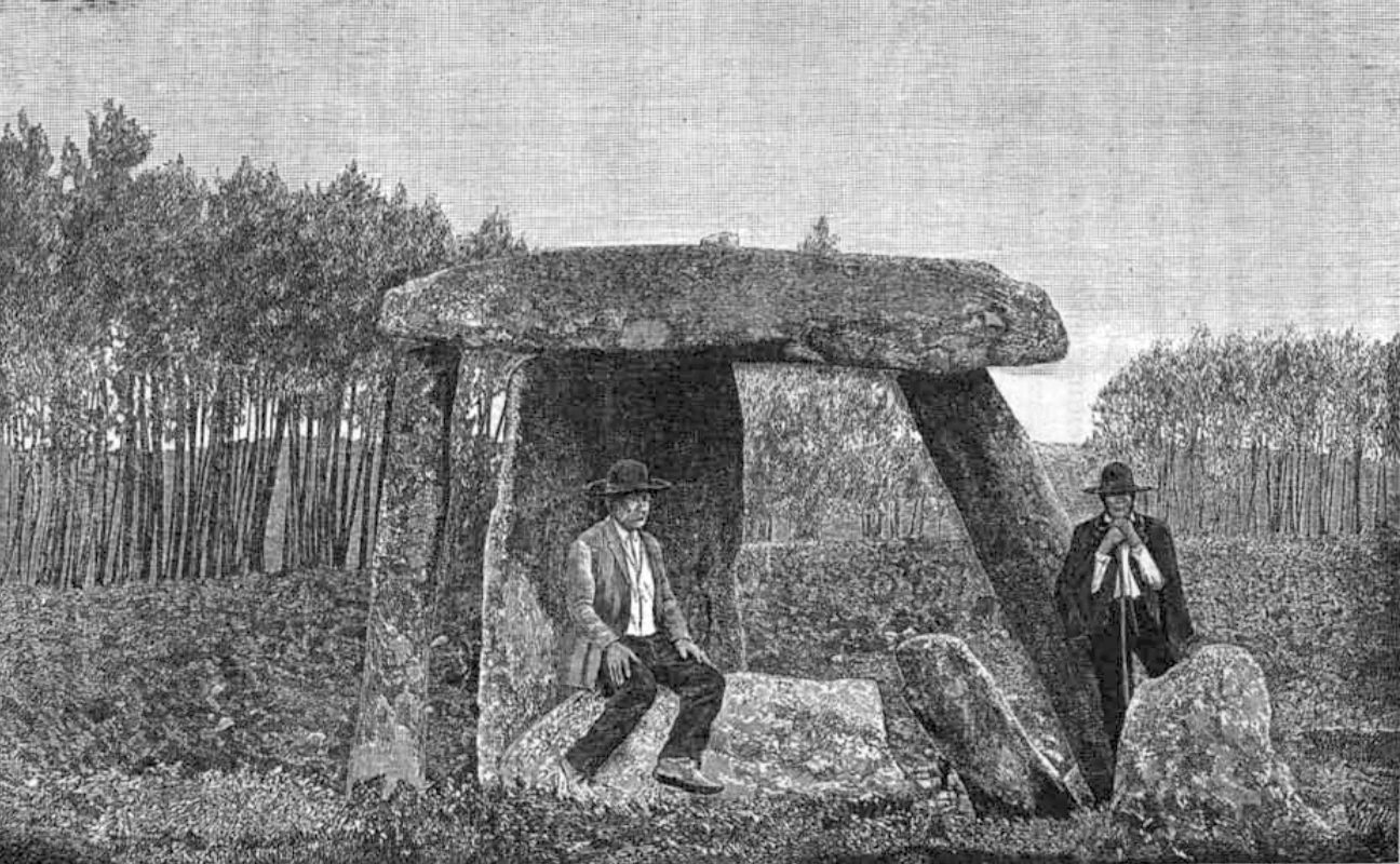 A fotografia verdadeira. Foi esta a imagem que Leite de Vasconcelos publicou na página 338 d'«O Archeologo Portuguez» em 1898, na primeira notícia científica que o monumento recebeu, e é a mesma que serviu de base à pintura do monumento neste conjunto. Fotografia real de domínio público, publicada por José Leite de Vasconcelos n'«O Archeologo Portuguez», 1898; a autoria da fotografia não vem identificada nas fontes lidas. Via Wikimedia Commons.