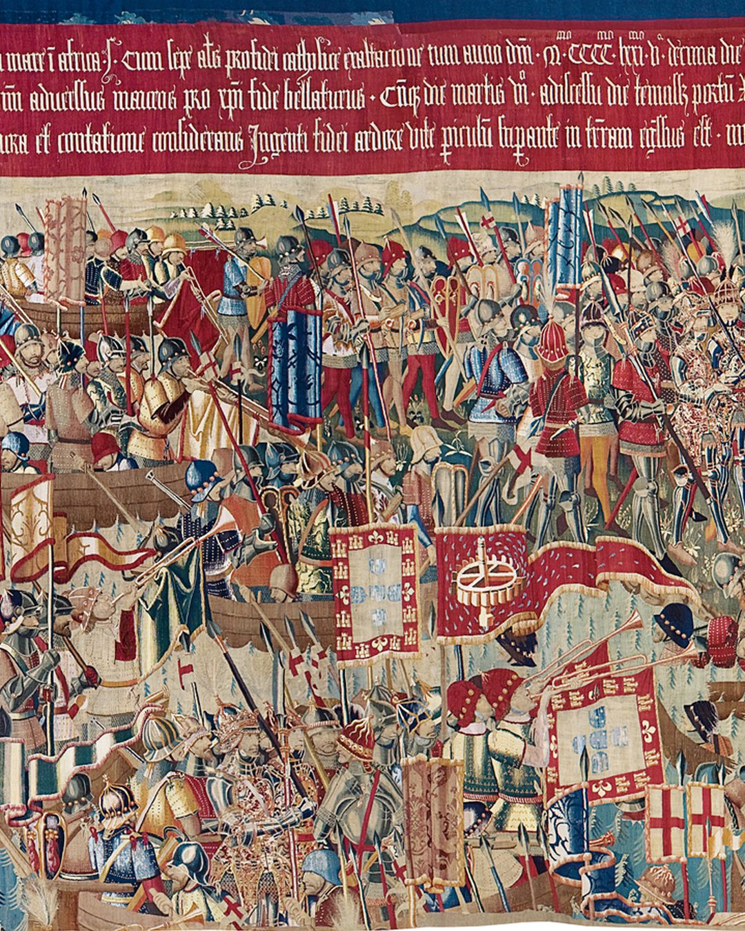 Pormenor da tapeçaria do Desembarque em Arzila: os batéis a chegar a terra, a multidão de soldados já em terra e, no alto, a legenda latina tecida; o estandarte do rodízio marca onde está o rei (Museu Paroquial de Tapeçarias de Pastrana; Wikimedia Commons, domínio público).
