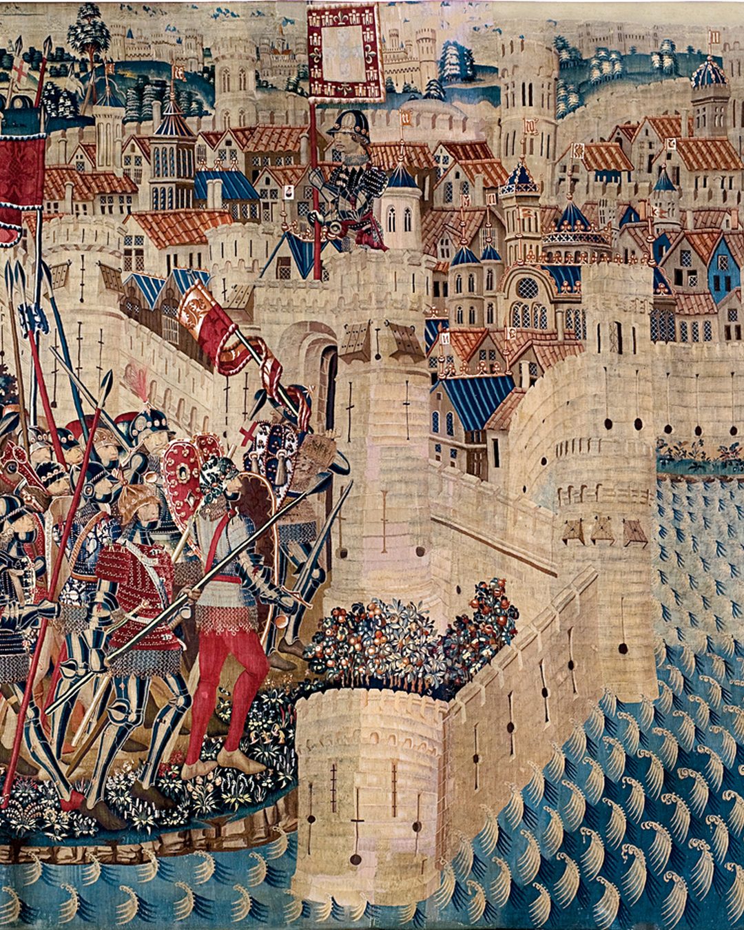 Pormenor da tapeçaria da Entrada em Tânger: a cidade vazia, de telhados inclinados à maneira do Norte da Europa, e um único soldado a erguer a bandeira de Portugal sobre a muralha (Museu Paroquial de Tapeçarias de Pastrana; Wikimedia Commons, domínio público).