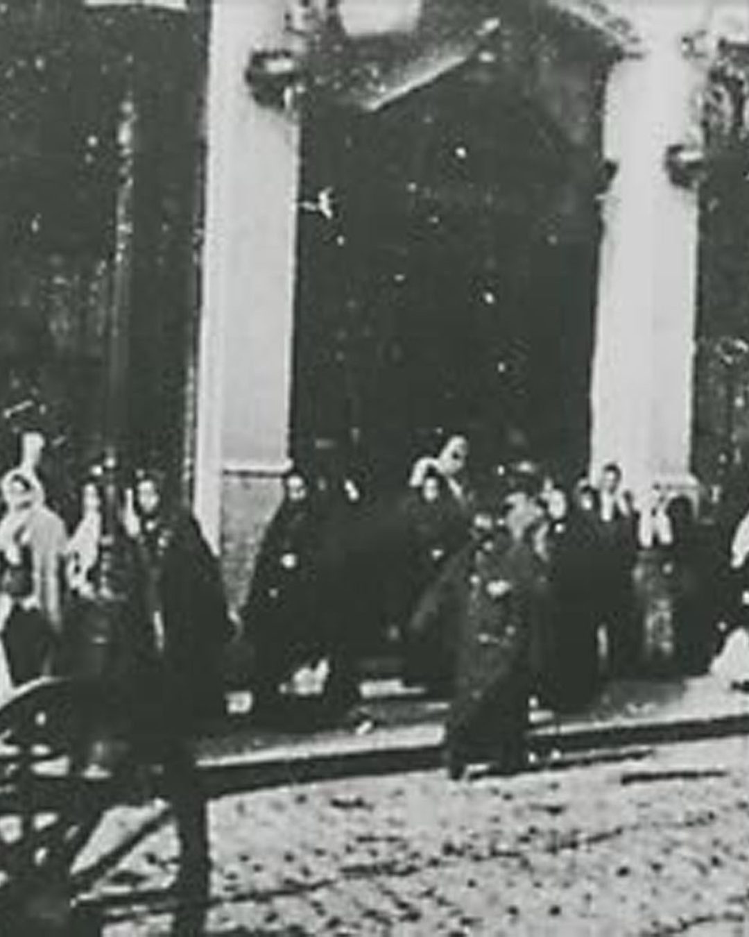 Fotograma de «Saída do Pessoal Operário da Fábrica Confiança», filmado por Aurélio da Paz dos Reis no Porto, em 1896. (Domínio público)