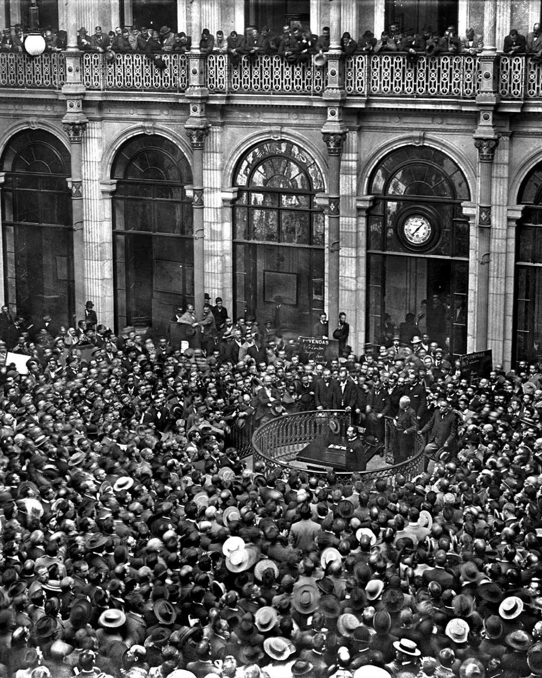 Reunião no pátio do Palácio da Bolsa, no Porto, em 1899. (Fotografia de Aurélio da Paz dos Reis, Centro Português de Fotografia, domínio público)