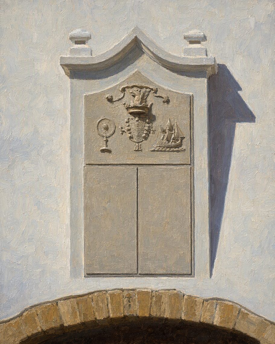 Pintura da lápide de mármore que D. Maria II mandou assentar sobre a porta da entrada principal da fortaleza de Sagres, a partir da fotografia do inventário do Património Cultural. No alto, em meio relevo, o escudo de armas do Infante entre uma esfera armilar e um navio à vela; em baixo, os dois painéis das inscrições, o latim num, o português no outro.