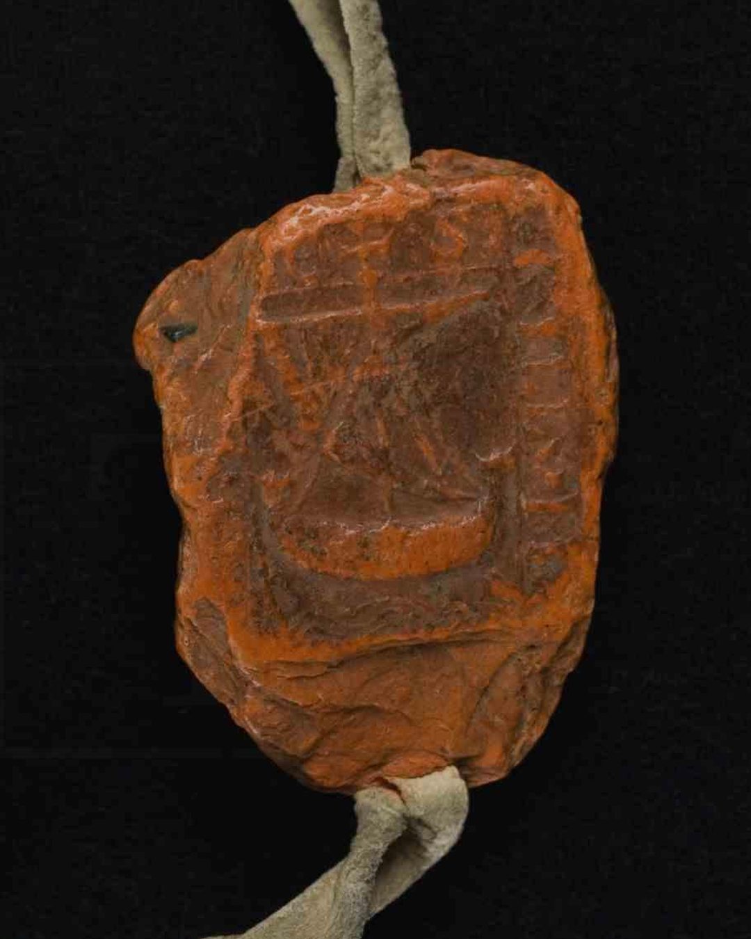 Selo de cera do concelho de Lisboa num documento de 1271: lê-se ainda a barca; os corvos, um à popa e outro à proa, quase desapareceram com o desgaste (Arquivo Nacional Torre do Tombo, CC BY 4.0).