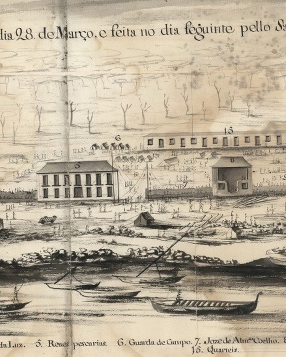 «Prospecto da V.ª de S. Antº d'Arenilha, tirada no dia 28 de Março», desenho a tinta-da-china de José de Sande Vasconcelos, 1774: as paredes da frente do rio a subir e a casa das Reaes Pescarias, à esquerda. (Arquivo Histórico Municipal António Rosa Mendes, Vila Real de Santo António; domínio público.)