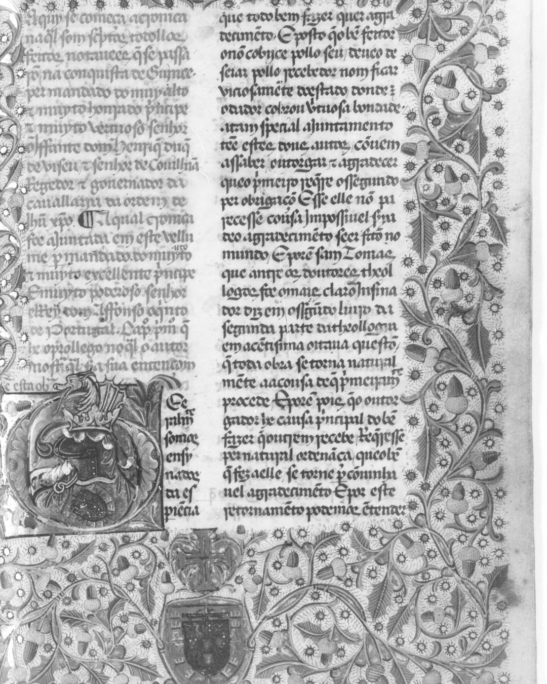 O códice de Paris, f. 6r, a página em frente do retrato: a rubrica com que o texto começa, a capital pintada e, em baixo, as armas do Infante (Bibliothèque nationale de France, Portugais 41, domínio público).